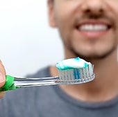 Una dentista señala el error que cometemos todos los días al lavarnos los dientes: «El hábito que más me ha costado quitar»