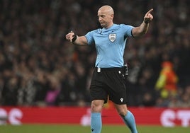 Quién es el árbitro del Inter - Barcelona de la Champions League hoy