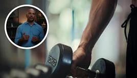 El experto en longevidad Petter Attia señala dos ejercicios clave para evaluar nuestro estado de salud: «Es un buen indicador de cómo envejeces»