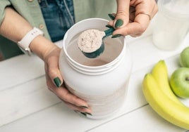 Una médico indica qué no debe llevar una proteína en polvo: «Hace perder el equilibrio entre los aminoácidos»