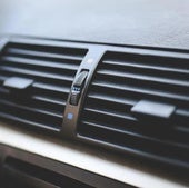 Un mecánico explica cuándo hay que cargar el aire acondicionado del coche: «No es algo normal que se tenga que cargar»