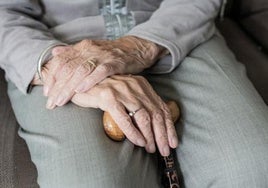 Un experto en longevidad señala los cuatro alimentos que nunca deberías tener en casa y un curioso snack para llegar a los 100 años