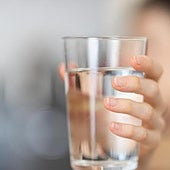 Un médico indica si es bueno beber agua antes de irse a dormir: «Se ajusta la hormona vasopresina»