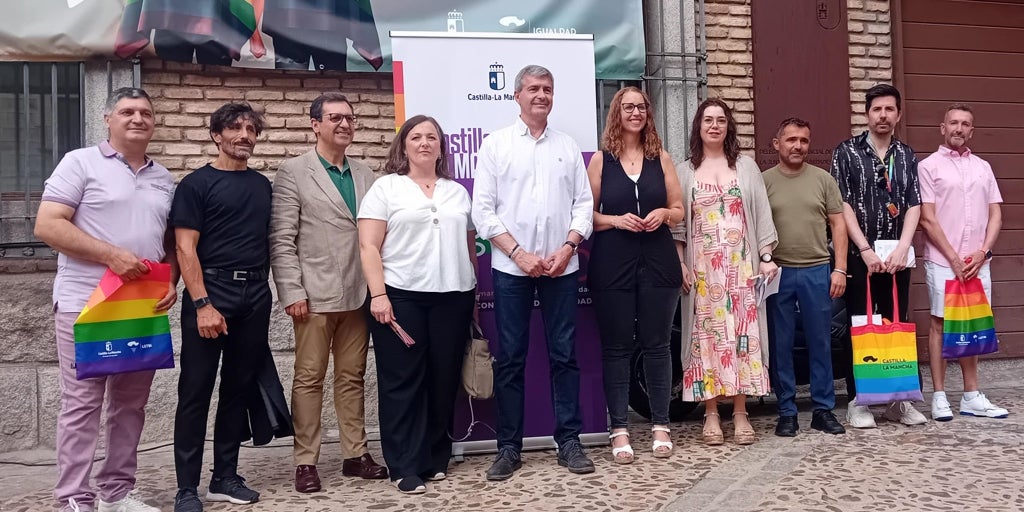 Un paseo  con orgullo  por las calles de Toledo con la consejera de Igualdad
