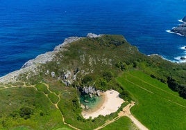La cala de Asturias que parece un lago y se llega a través de prados: dónde está y cómo llegar