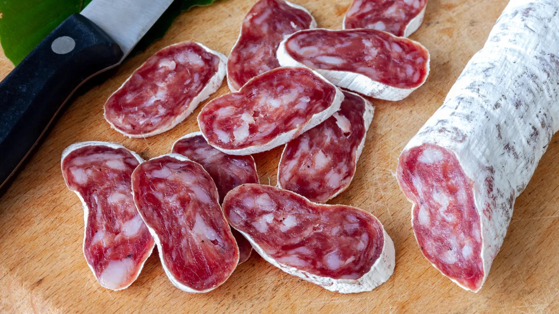 Sanidad lanza una alerta por presencia de Salmonella en varios lotes de fuet de dos conocidas marcas