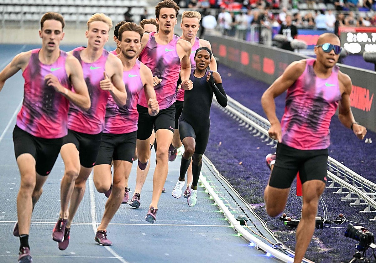 Faith Kipyegon, durante el intento de bajar de cuatro minutos en la milla