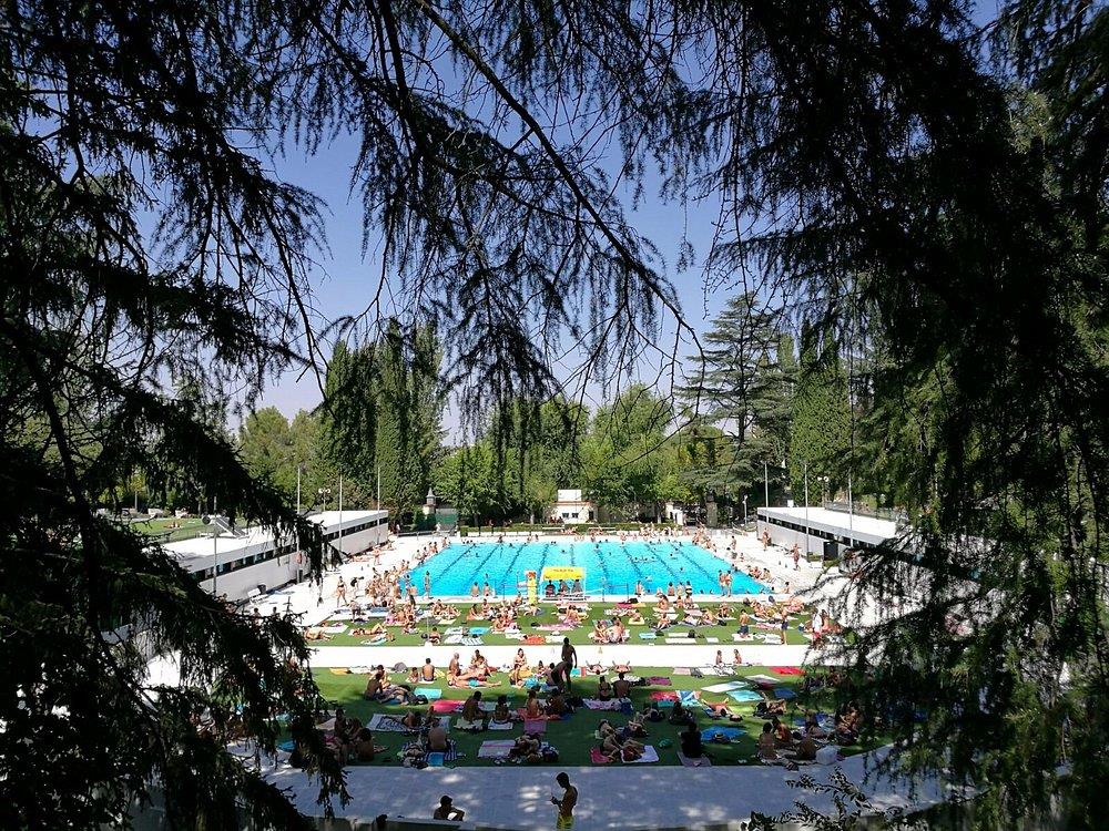 La piscina de Madrid que solo cuesta 2 euros y está rodeada de árboles: dónde está y cómo llegar