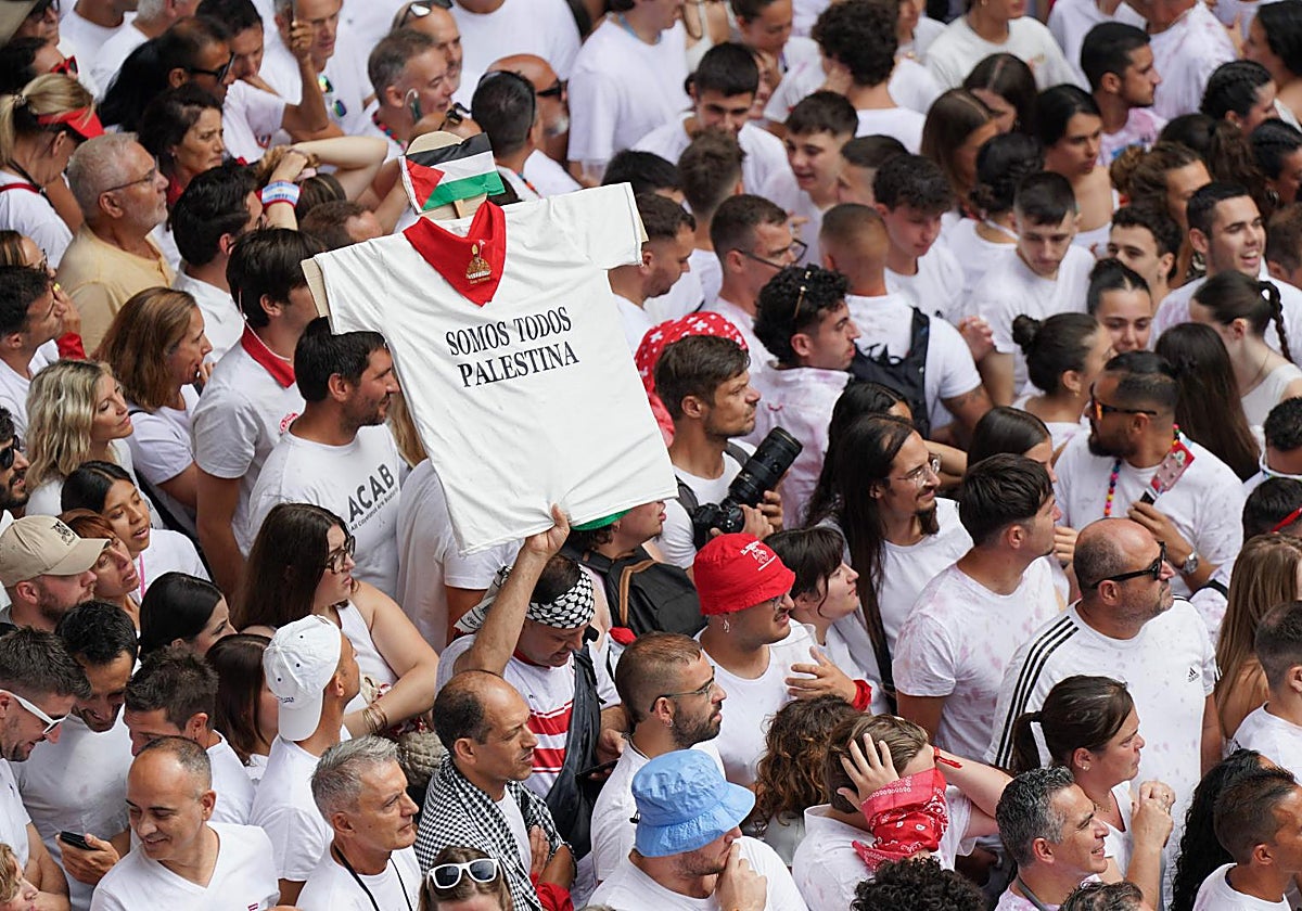 La plaza del Ayuntamiento de Pamplona durante el chupinazo que ha dado inicio a los Sanfermines 2025