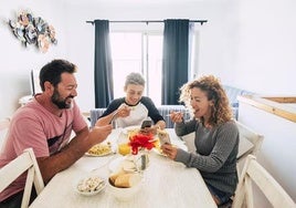 Boticaria García advierte del riesgo de comer con el móvil: «Así empieza el descontrol»