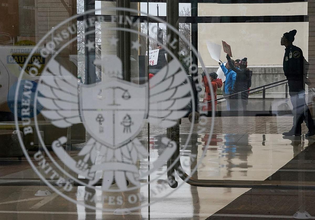 Protestas en la Oficina para la Protección Financiera del Consumidor tras una inspección del DOGE en febrero