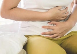 Una doctora señala los cinco alimentos que pueden aumentar tu hinchazón: «Suelen estar asociados a molestias gastrointestinales»