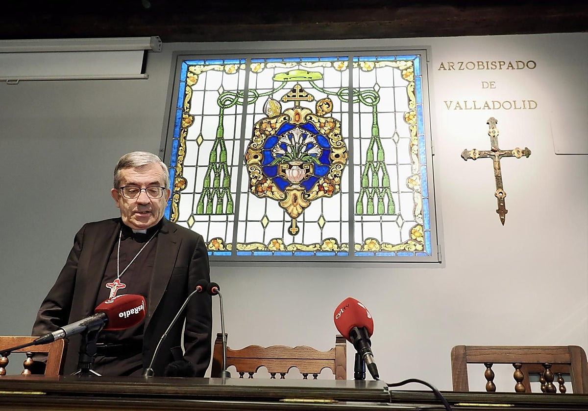 El presidente de la Conferencia Episcopal Española, Luis Argüello, atiende a los medios de comunicación