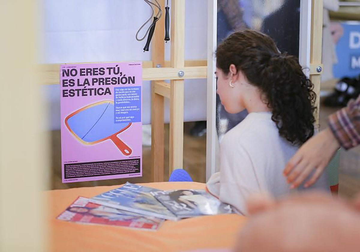 Adolescente atiende a una obra social de concienciación de la salud mental de San Juan de Dios en Sevilla