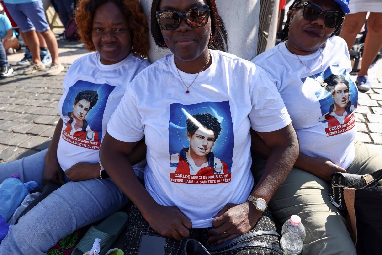 Varias mujeres visten camisetas con la imagen de Carlo Acutis el día en que el Papa León XIV dirige la Santa Misa por su canonización