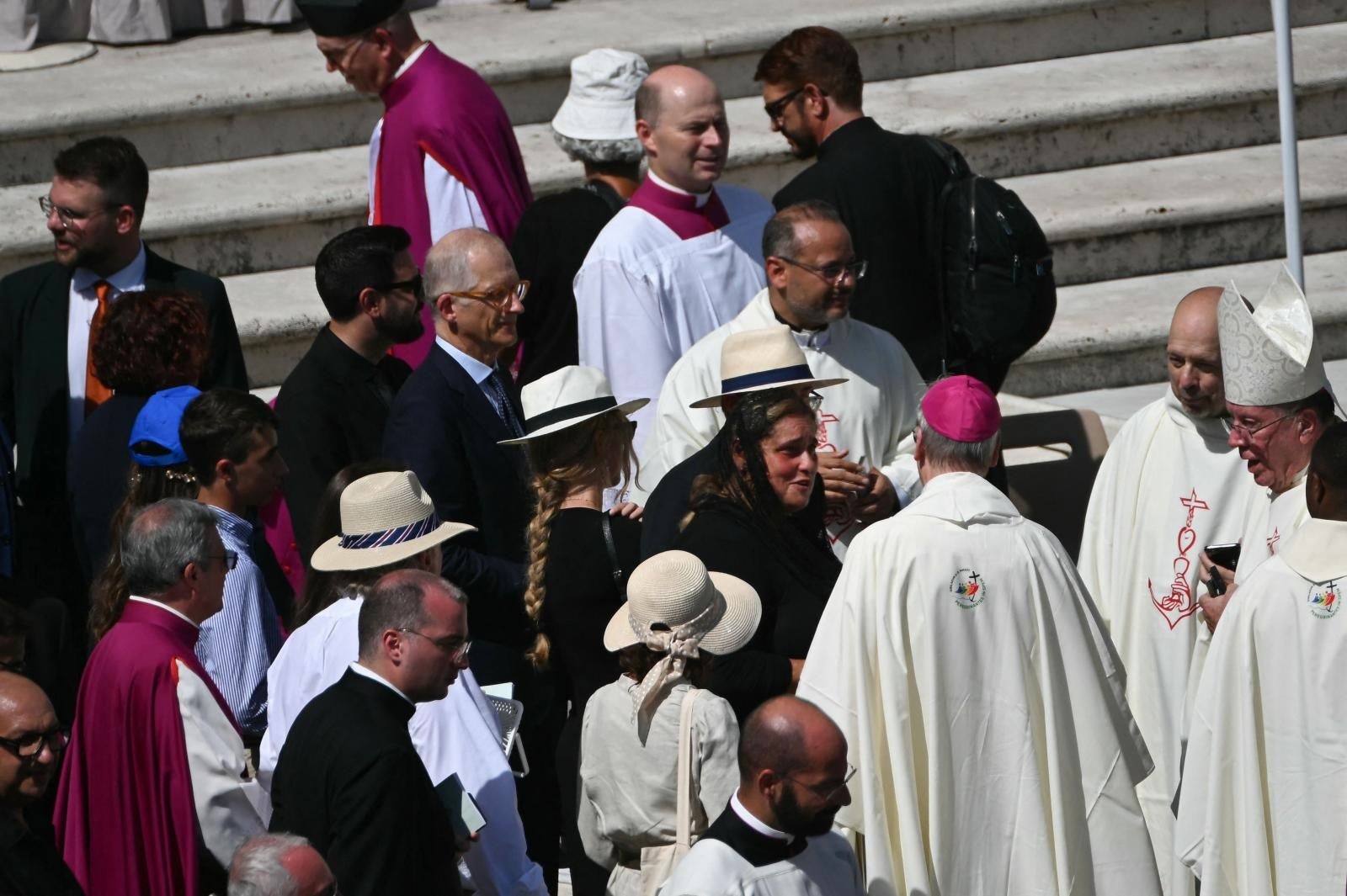 La madre del difunto Carlo Acutis, Antonia Salzano (C), habla con miembros del clero después de la Santa Misa y la canonización del Beato Carlo Acutis y Pier Giorgio Frassati en la Plaza de San Pedro en el Vaticano.