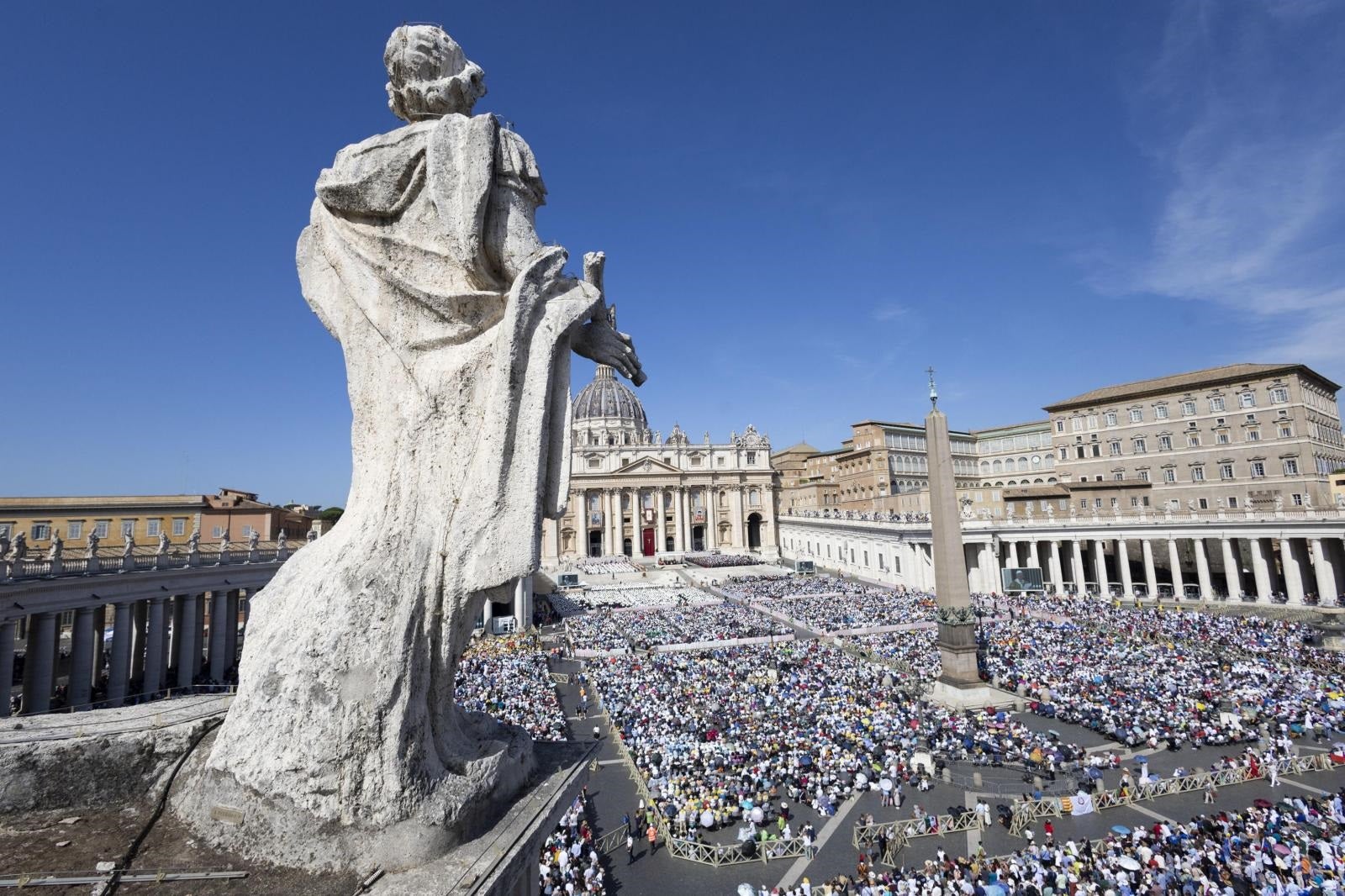 Fieles asisten a la ceremonia de canonización de Carlo Acutis y Piergiorgio Frassati, en el Vaticano