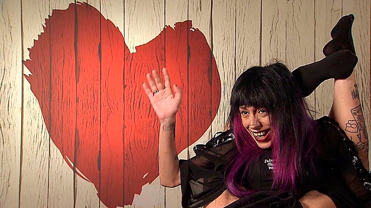 Patricia charlando con el equipo del programa después de su momento 'tierra trágame' en el restaurante