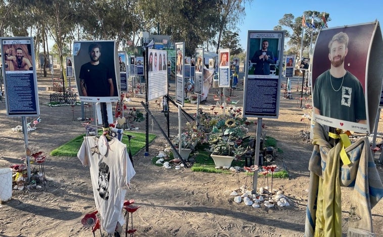 Imagen principal - En el lugar del festival de música electrónica Nova, en pleno desierto del Néguev y a unos cinco kilómetros de la frontera entre Israel y Gaza, se levanta un monumento en recuerdo de las víctimas compuesto por sus retratos y sus historias