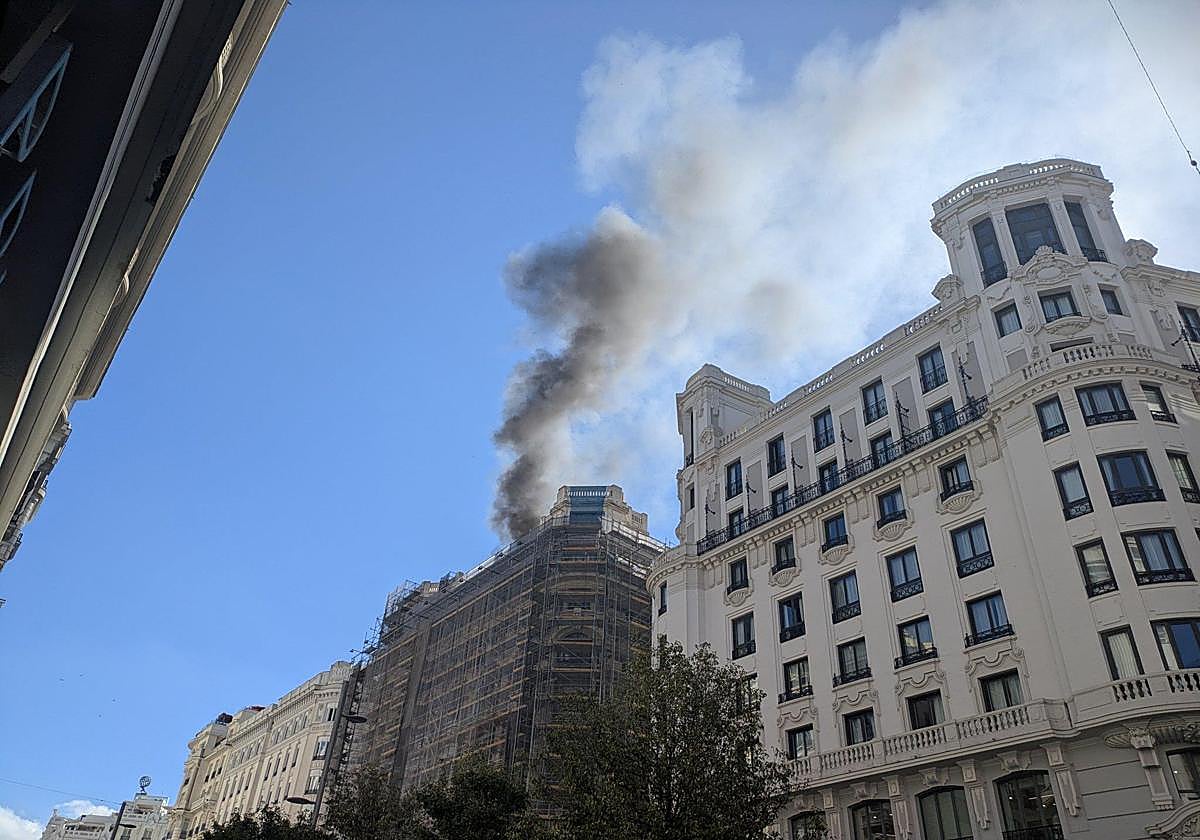 La columna de humo negro, en la azotea afectada de Gran Vía