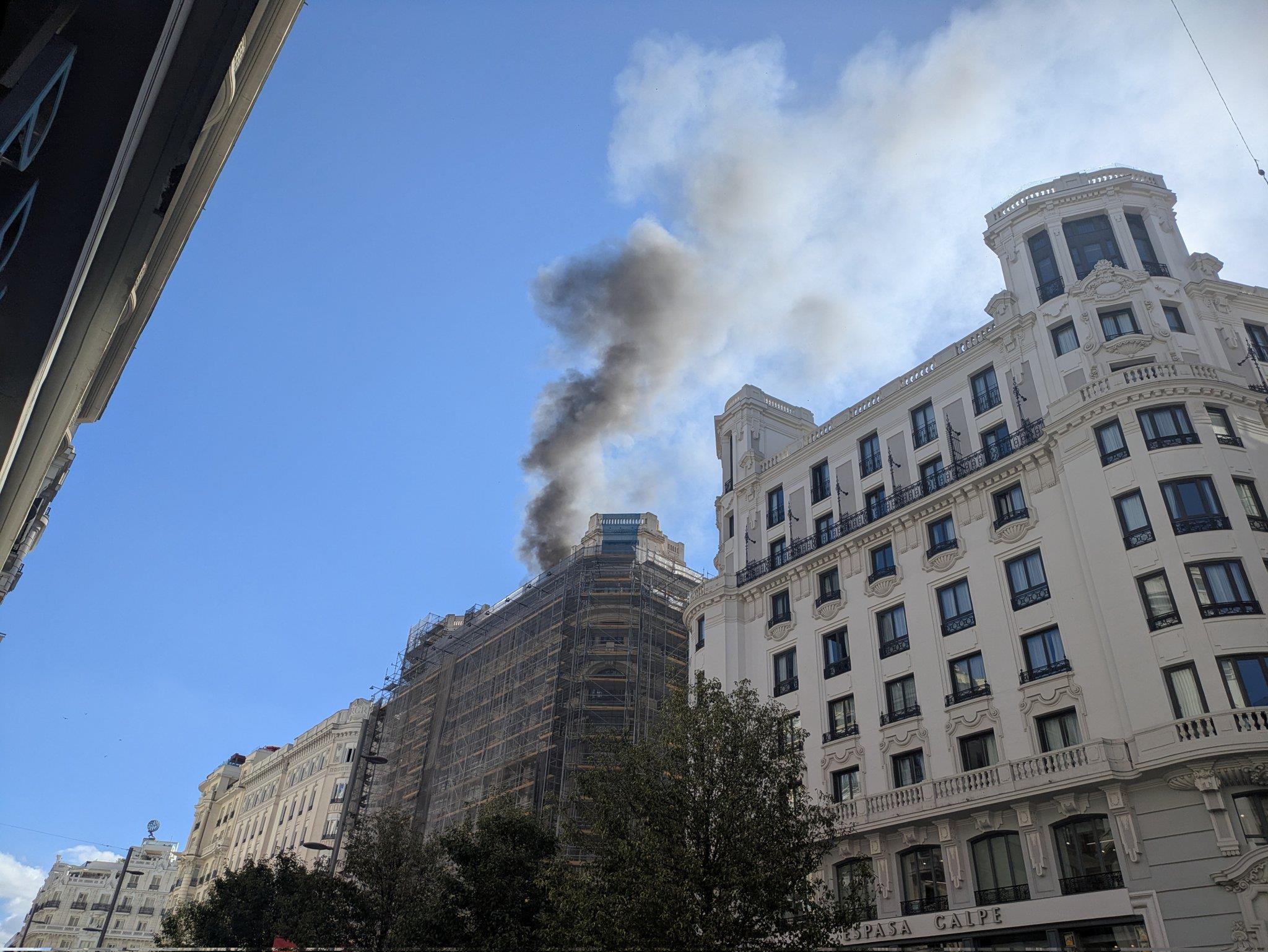 Un aparatoso incendio en un edificio de la Gran Vía de Madrid obliga a cortar el tráfico y genera el caos en el centro de la capital