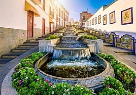 El pueblo de montaña con una cascada urbana de 30 metros, ideal para visitar en otoño en Canarias: dónde está y cómo llegar