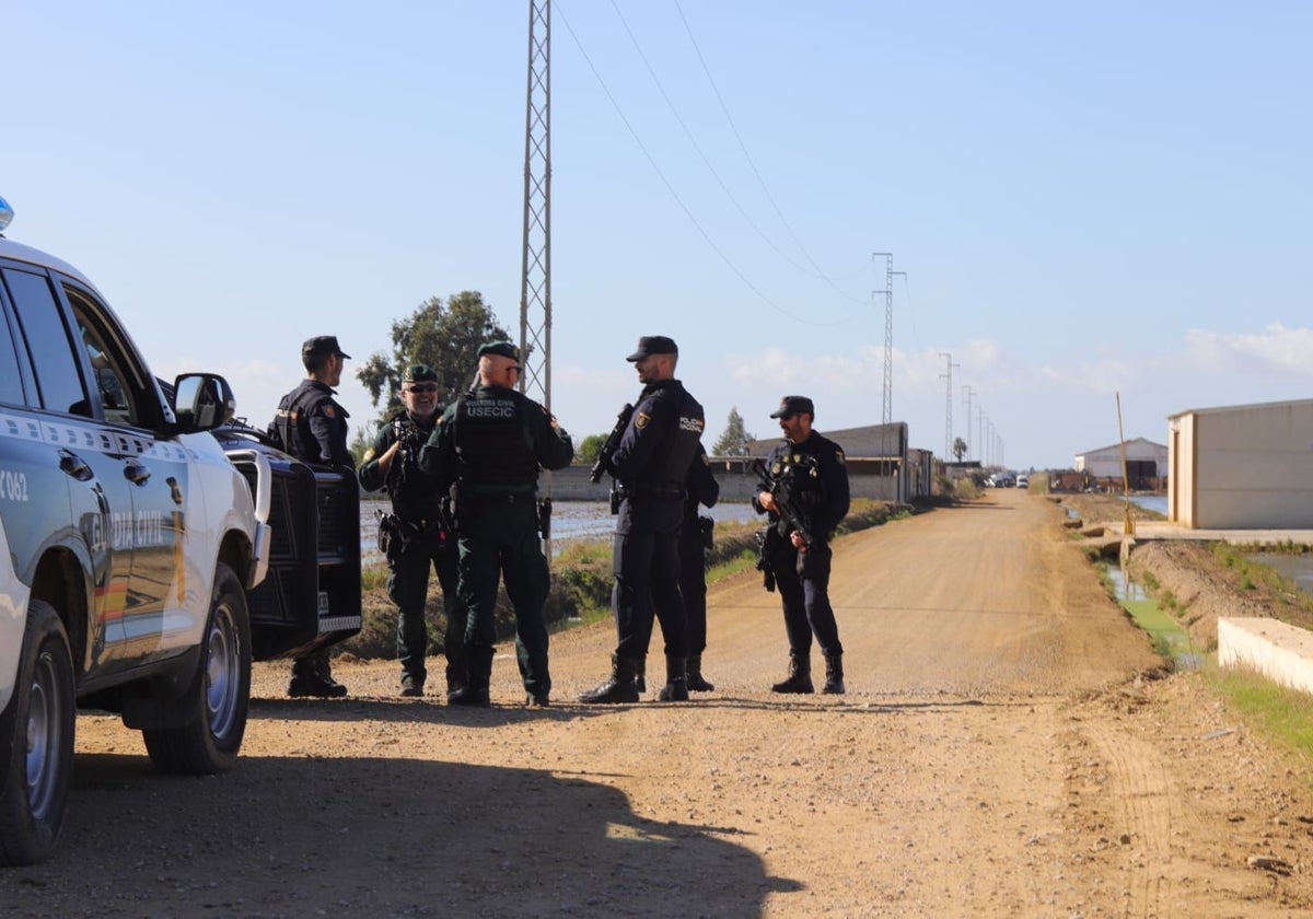 Agentes en la entrada de la zona de naves