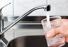 Un experto en dietética explica si realmente se puede beber el agua del grifo de Canarias: «La mayoría de los ciudadanos y turistas la van a desechar»