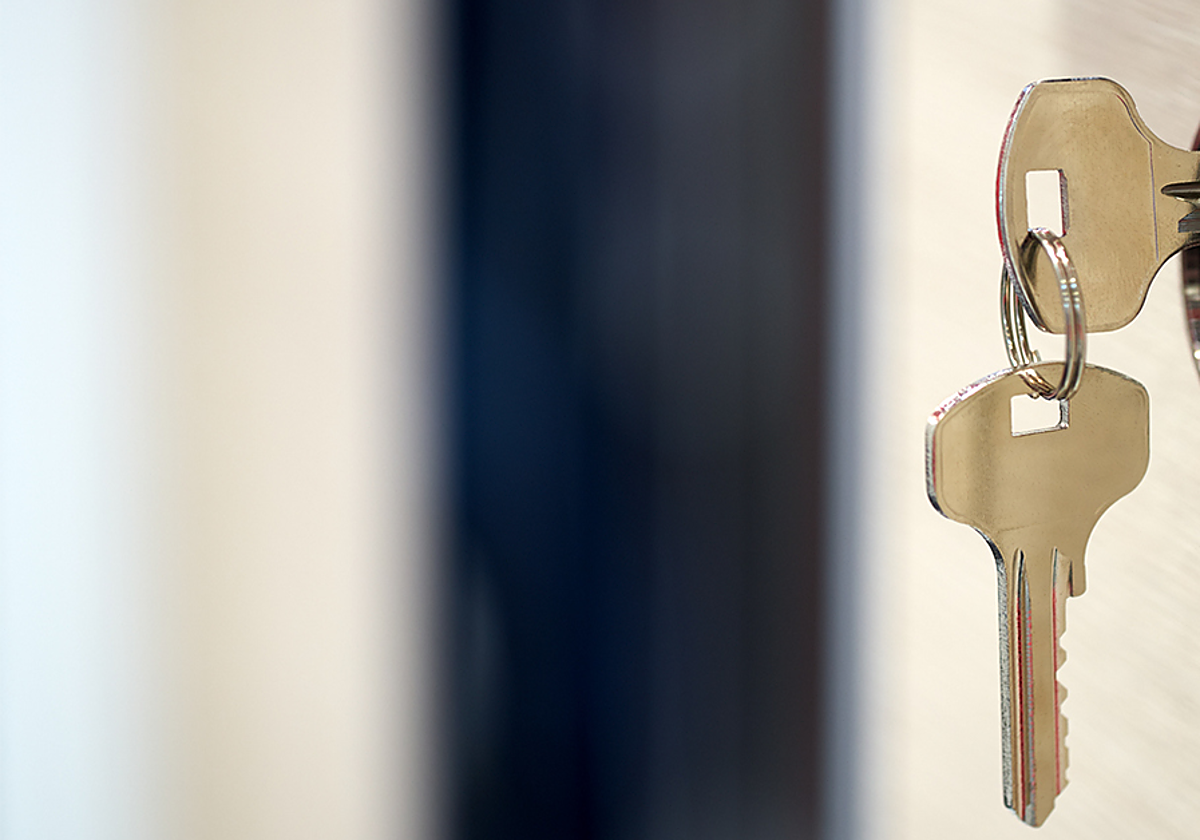 Imagen de una llave en una cerradura.