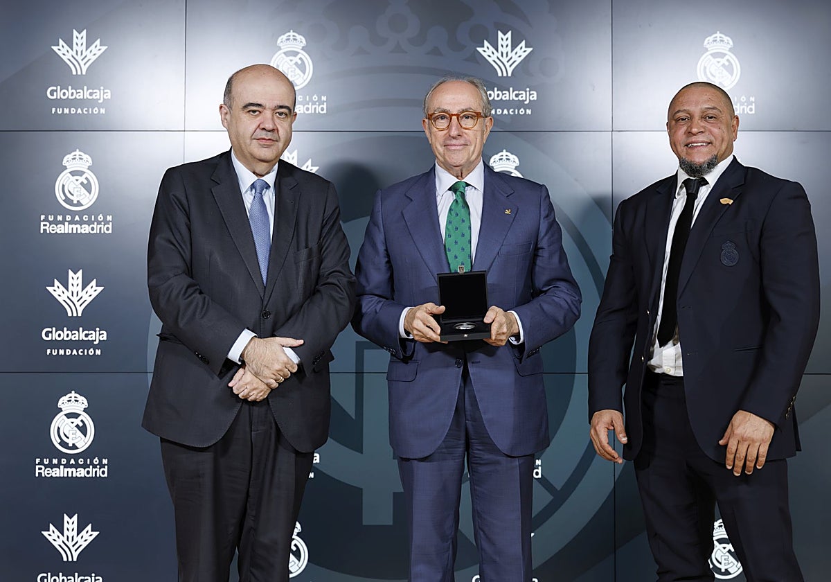 El presidente de Globalcaja y de su fundación en Ciudad Real, Mariano León, y Roberto Carlos firmaron el convenio de colaboración