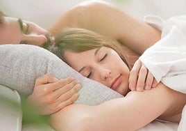 Elena López, psicóloga, sobre por qué duermes mejor con tu pareja: «No es que tengas dependencia emocional»