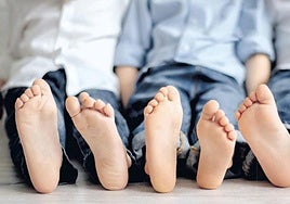 Manuel Viso, médico, sobre el mito de que uno se resfría por andar descalzo: «La ciencia es clara, los virus no entran por los pies»