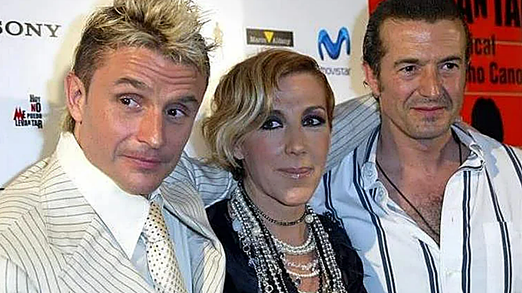 Ana Torroja posando en un evento con sus compañeros de Mecano