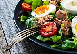 Álvaro Moreno, cardiólogo: «Una ensalada de base vegetal con aceite de oliva virgen extra y proteína de calidad es una cena de calidad»