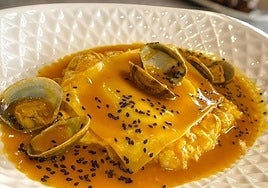 La receta viral de la lasaña de merluza que triunfa en Madrid: el plato estrella del chef Daniel Espasandín