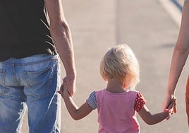 Ayuda por crianza de 200 euros al mes por hijo a cargo del Gobierno: claves y requisitos