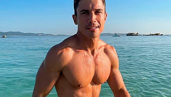 Álex González, actor, 45 años: «Por las mañanas me activo en 5 minutos con estos siete movimientos»