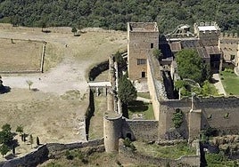 Así es el castillo cerca de Madrid que se compraron Santiago Segura y José Mota: una fortaleza medieval a los pies de la Sierra de Guadarrama