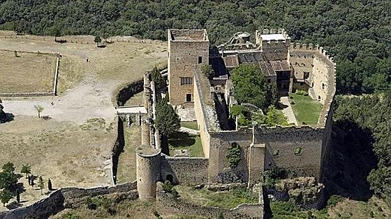 Así es el castillo cerca de Madrid que se compraron Santiago Segura y José Mota: una fortaleza medieval a los pies de la Sierra de Guadarrama