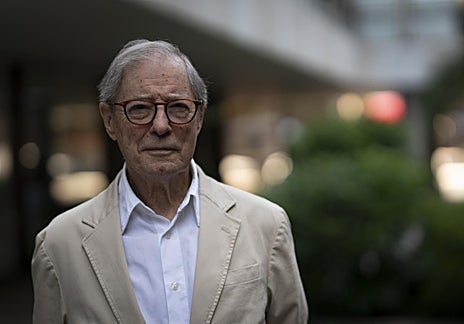 Imagen secundaria 1 - En conversación sobre la RAE, la inteligencia artificial y el futuro de Europa, asegura que «lo que cambia constantemente no es el presente, sino el pasado»