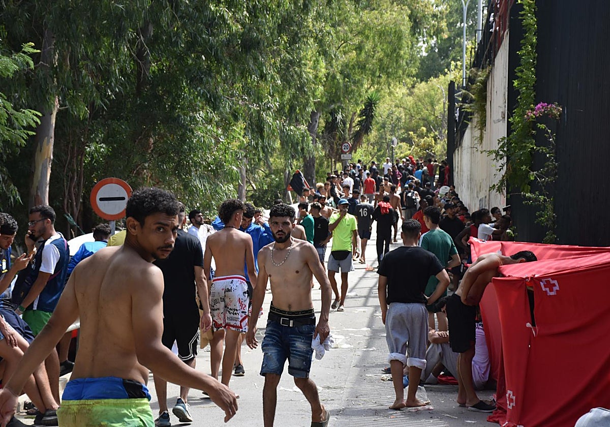 Denuncian la entrada masiva en Ceuta como un ataque a la soberanía española