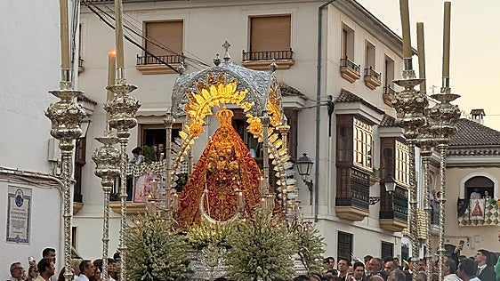 Brilla la Virgen de la Sierra de Cabra en su popular procesión
