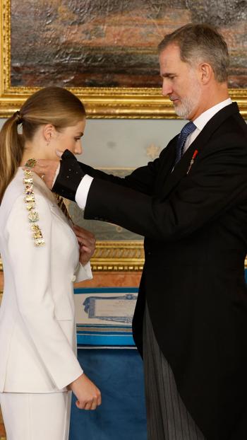 El Rey, el martes, colocándole el Toisón de oro a la Princesa Leonor