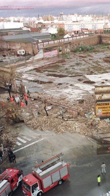 Una vista panorámica del solar del antiguo Bazar España con el muro derribado por el viento