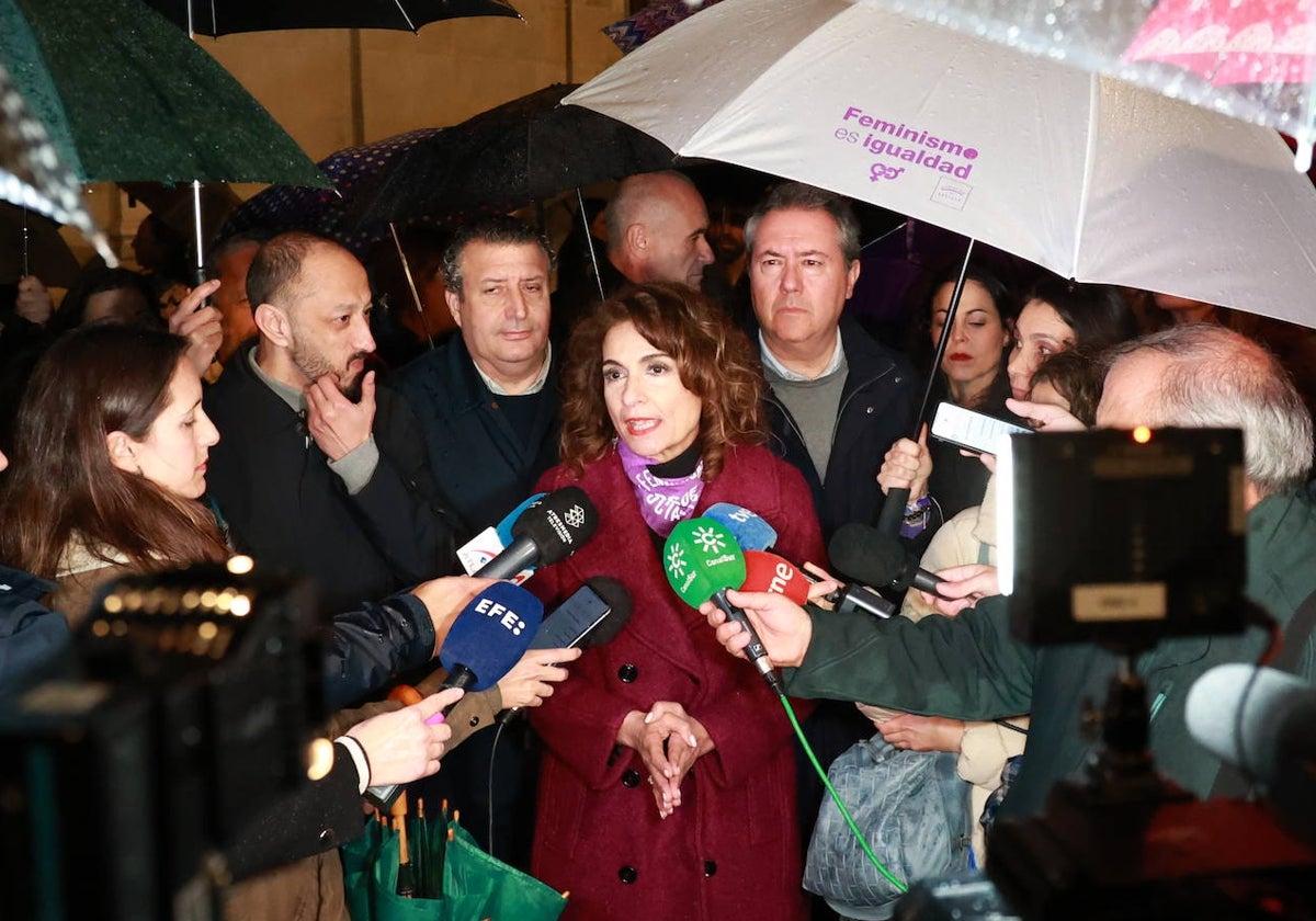 La vicepresidenta del Gobierno, María Jesús Montero, y dirigentes del PSOE andaluz