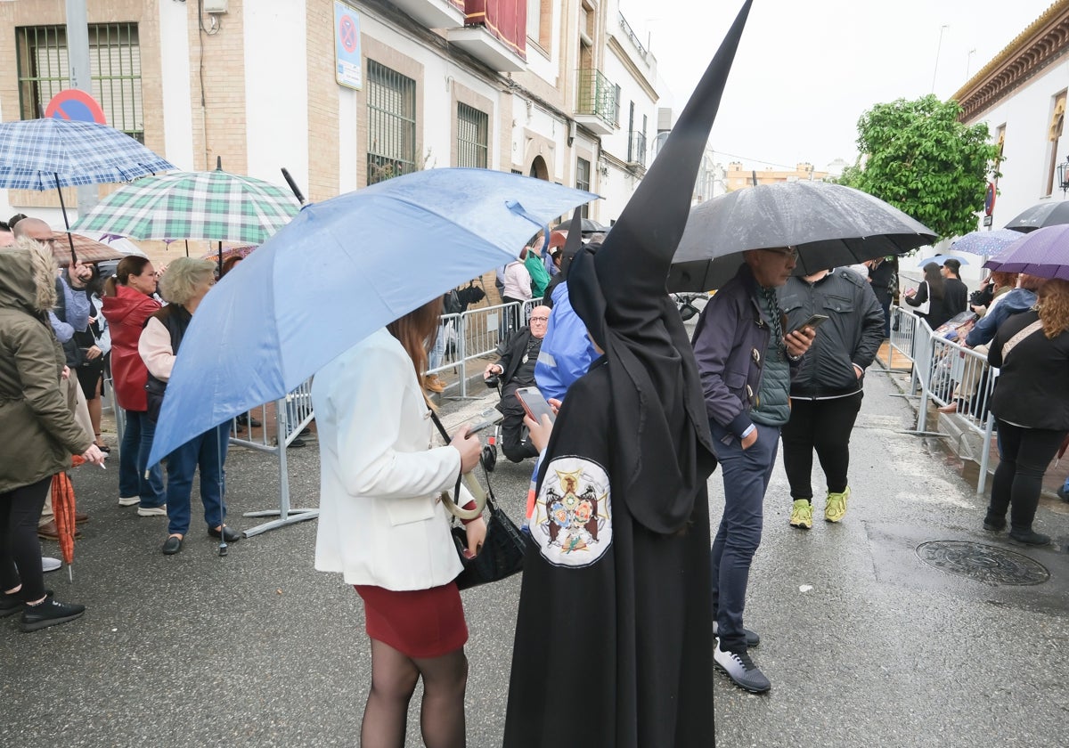 Nazareno de Santa Genoveva espera la decisión de la cofradía de realizar la estación de penitencia debido a la lluvia