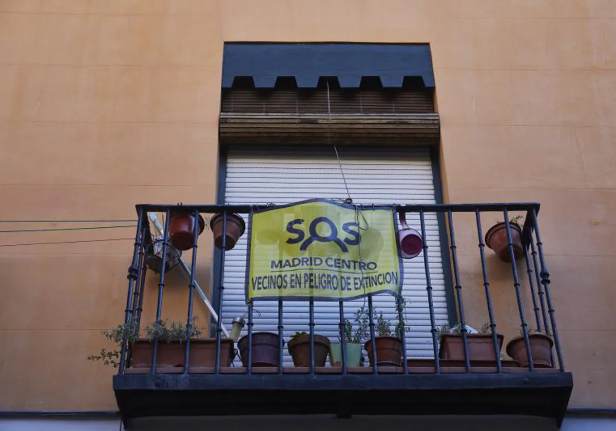 Pancarta en un balcón de La Latina contra la proliferación de pisos turísticos
