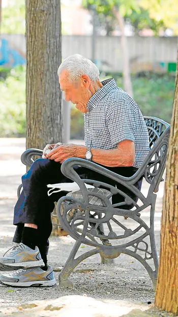 Varios jubilados, en un parque en Córdoba
