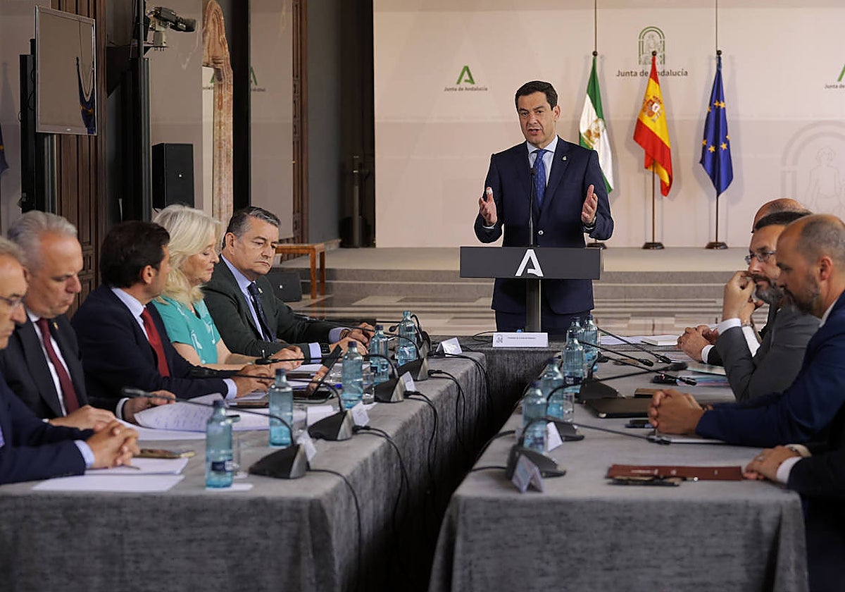 Reunión de Juanma Moreno con los alcaldes del Campo de Gibraltar