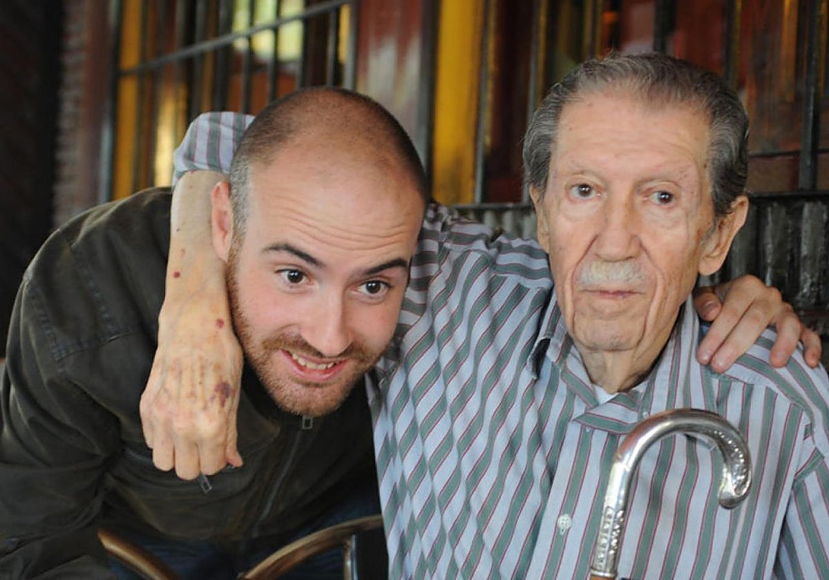 El periodista y poeta Manuel Alcántara junto al columnista de ABC